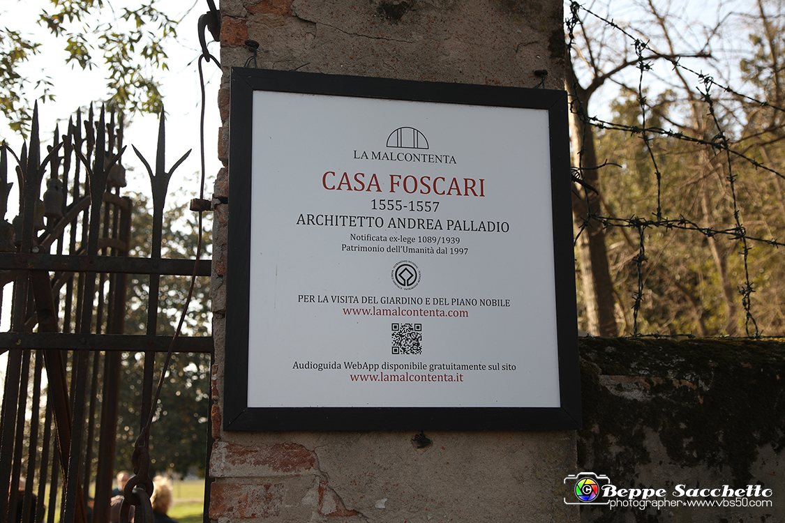 VBS_6944 - Villa Foscari detta La Malcontenta - Mira (Venezia).jpg - VILLA FOSCARI detta LA MALCONTENTA Villa veneta a Mira (Venezia) progettata da Andrea Palladio nel 1559 per i fratelli Nicolò e Alvise Foscari, appartenenti a una delle famiglie più potenti della Repubblica di Venezia. La residenza ha un carattere maestoso e imponente. L'edificio fu voluto da Nicolò Foscari (proprietario della celebre Ca' Foscari sul Canal Grande),